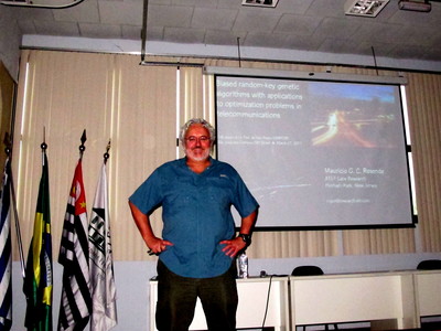 Mauricio giving a talk at Fed. U. of São Paulo in S.J. dos Campos